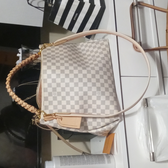 Louis Vuitton Handbags - - Louis vuttion beaubourg mm